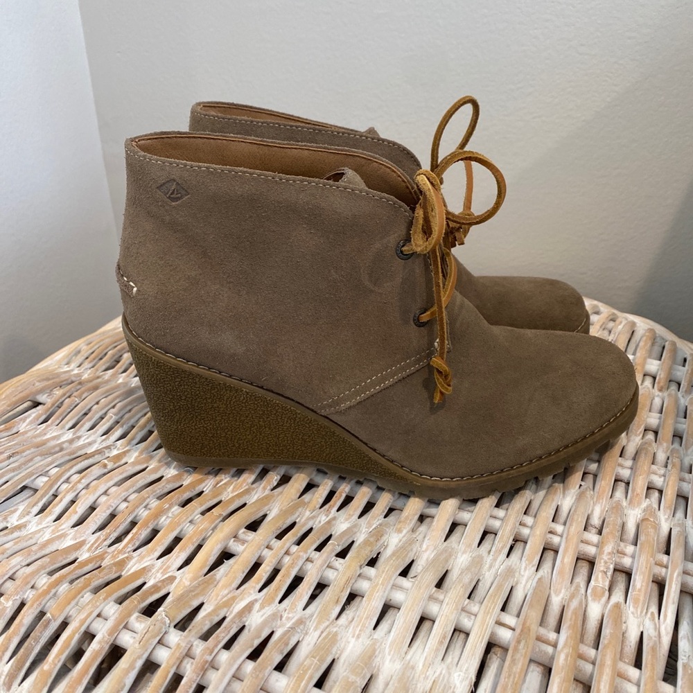 NEW WOMEN'S SPERRY STELLA PROW TAUPE WEDGE BOOTIES - SIZE 9